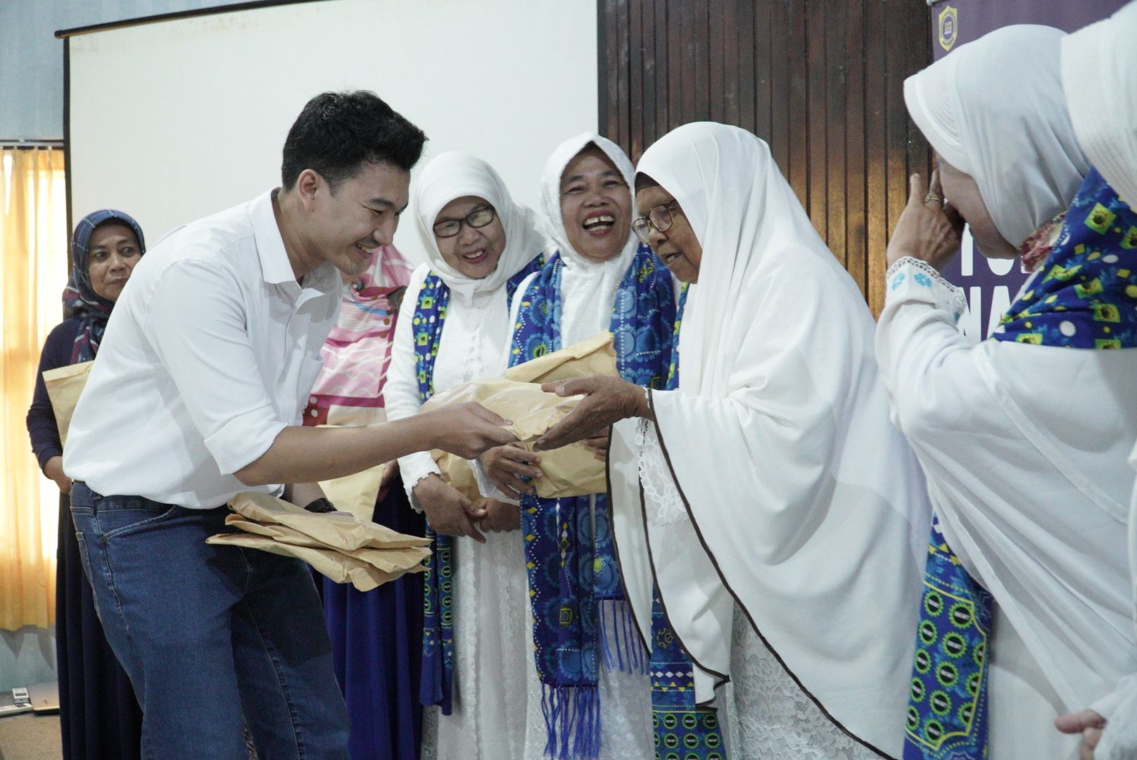 Mafindo Bengkulu melaksanakan pelatihan literasi digital bagi warga lansia, Sabtu 25/6/2022)/ foto; Arif/