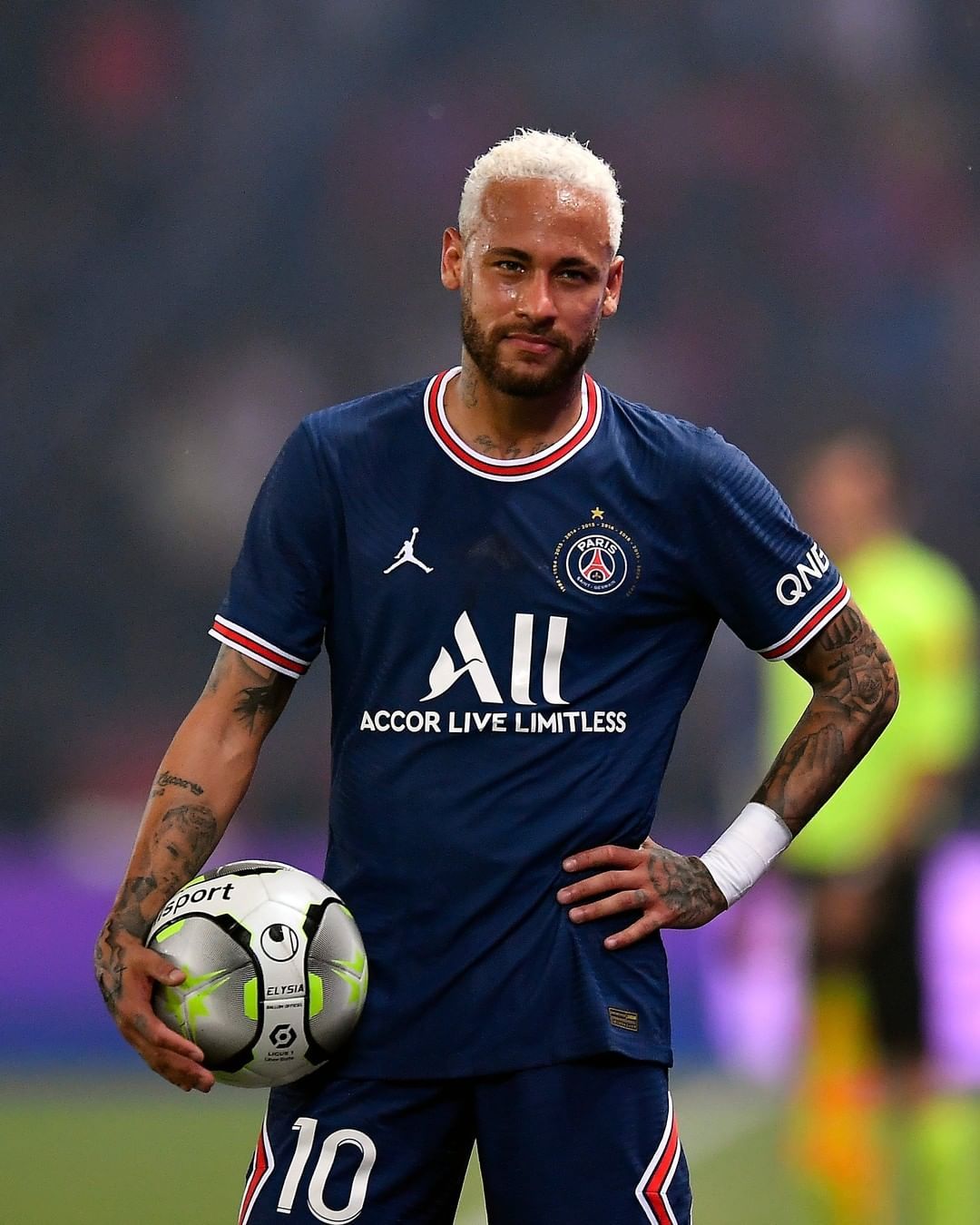 Neymar jadi bulan-bulanan cemooh pendukung Paris Saint-Germain.