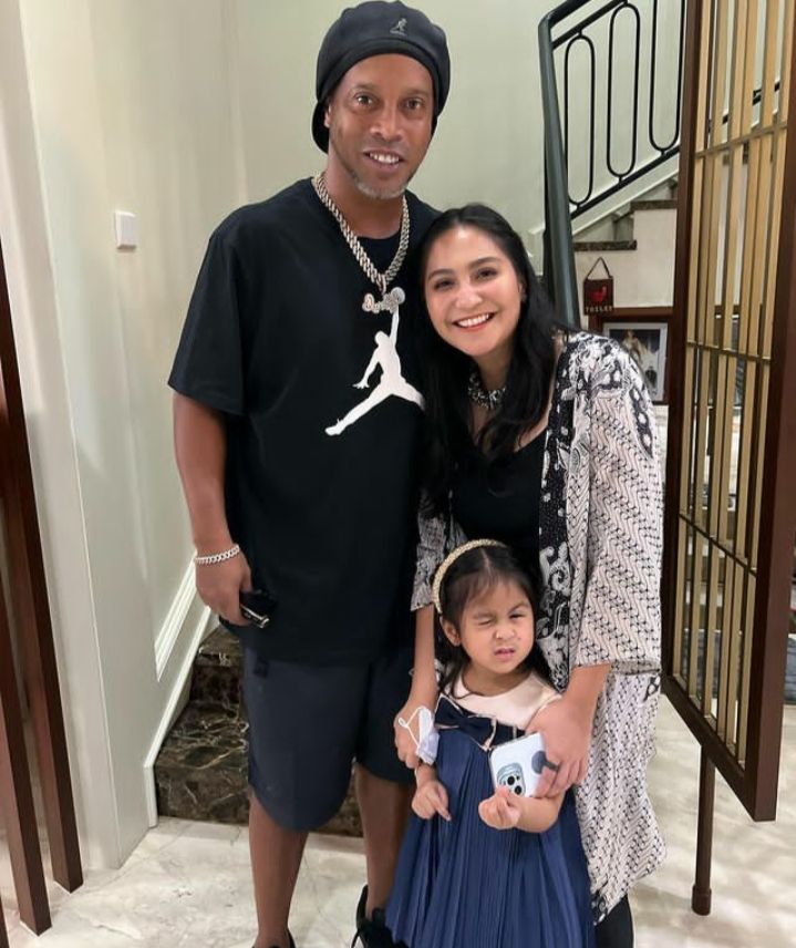 Ronaldinho bersama Marsha Tengker dan anak perempuannya.