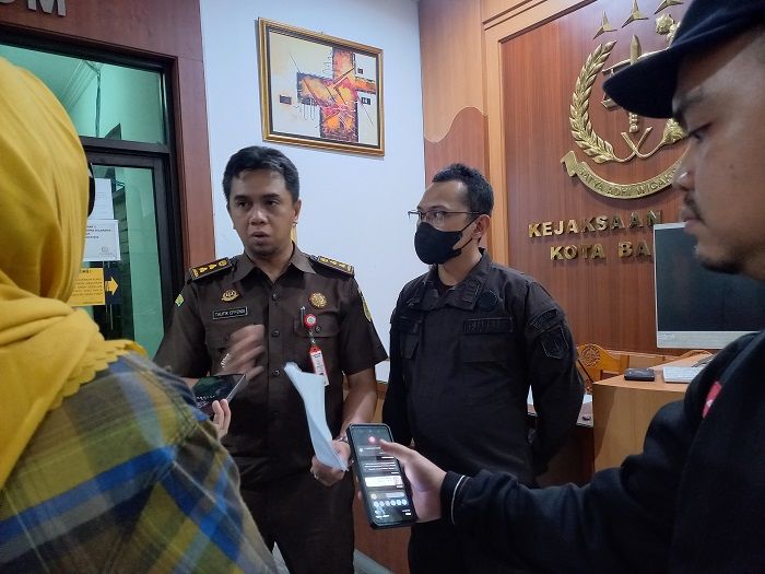 Kasi Pidsus Kejari Bandung (kiri) Taufik Effendi bersama Kasubsi Penyidikan Theo Simorangkir memberikan keterangan kepada wartawan, Senin, 27 Juni 2022./Lucky M Lukman/Galamedia