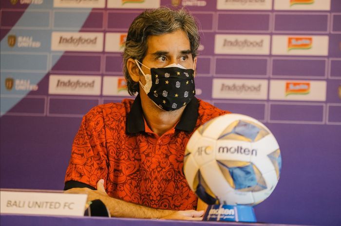 Pelatih Bali United Stefano Teco Cugurra saat sesi konferensi pers jelang pertandingan melawan Visakha FC di stadion Kapten I Wayan Dipta Gianyar Bali malam ini, 27 Juni 2022.