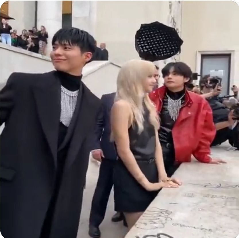 Tangkap layar Park Bo Gum, Lisa BLACKPINK, dan V BTS di fashion show CELINE di Paris, Perancis./Tangkap layar Twitter