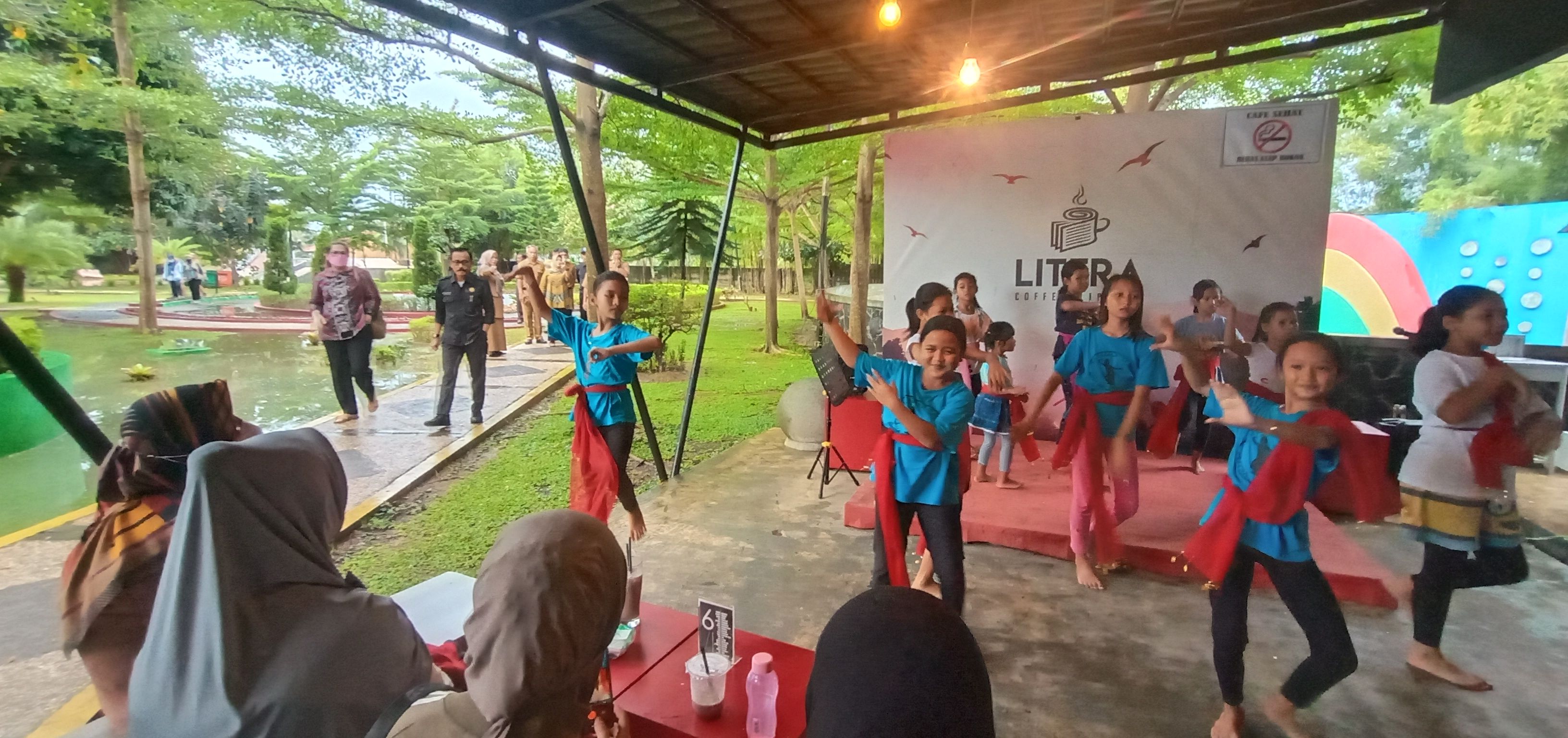 Anak-anak sanggar Putra Rengganis tengah menari saat Tim Verifikasi tiba di lokasi PCS Pangandaran.