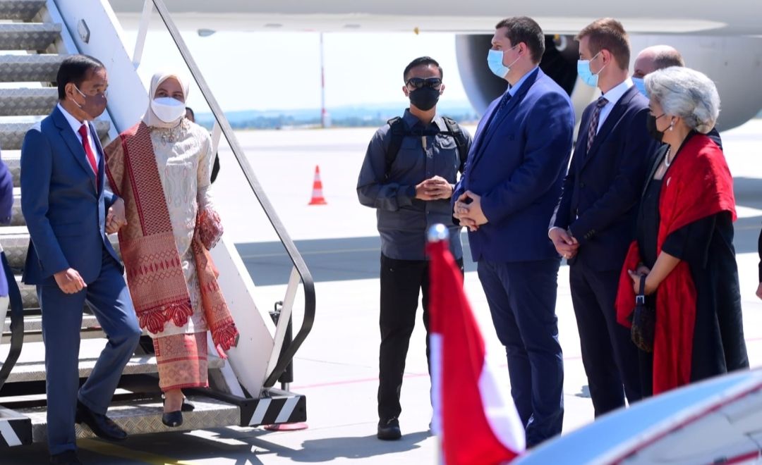 Presiden Joko Widodo saat turun dari pesawat kepresidenan.