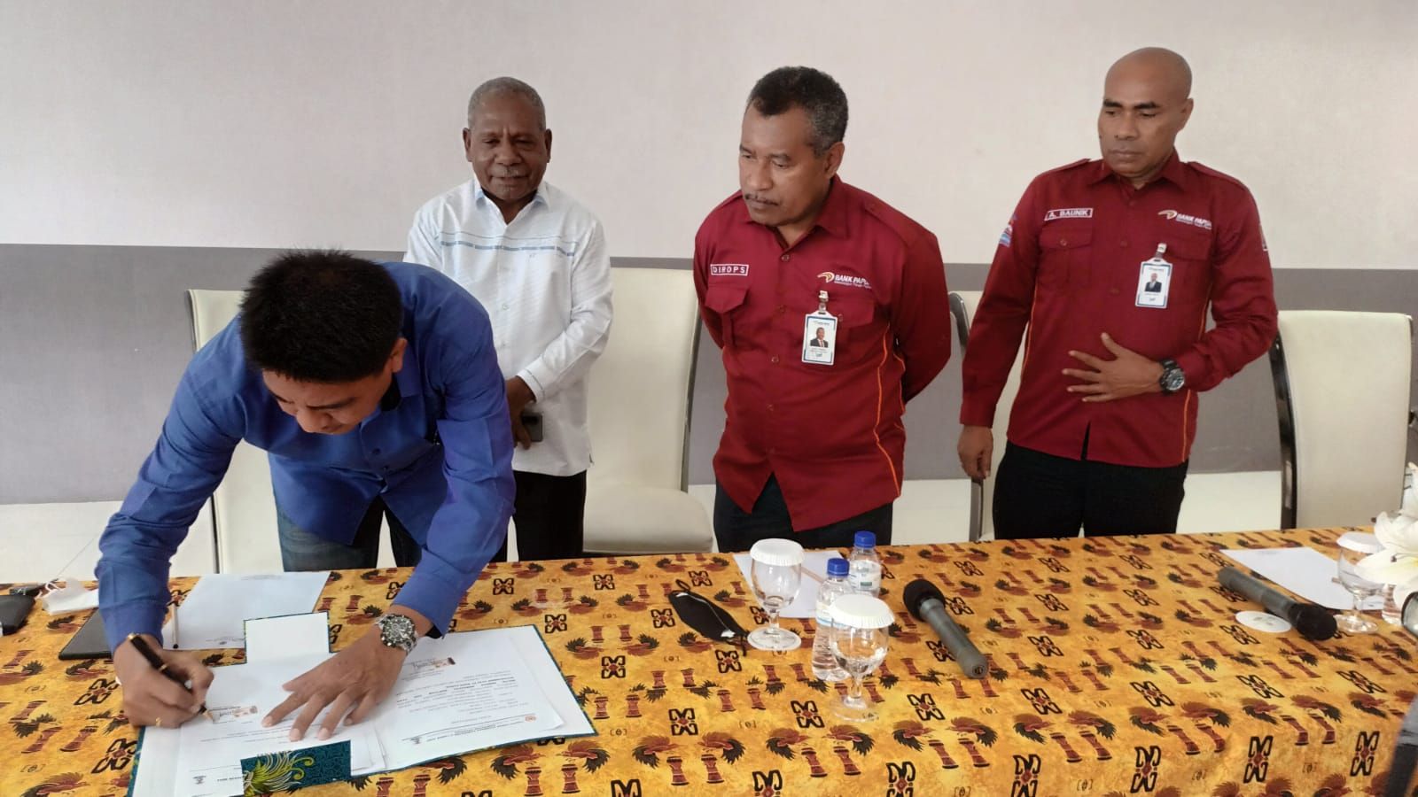  Bupati Jayapura yang juga Ketua KONI Kabupaten Jayapura, Mathius Awoitauw dan Direktur Operasional Bank Papua Isak Samuel Wopari ketika menyaksikan prosesi penandatanganan yang dilakukan oleh Ketua PB Porkab II Kabupaten Jayapura Tahun 2022 Rudy Bukanaung, di Sentani.