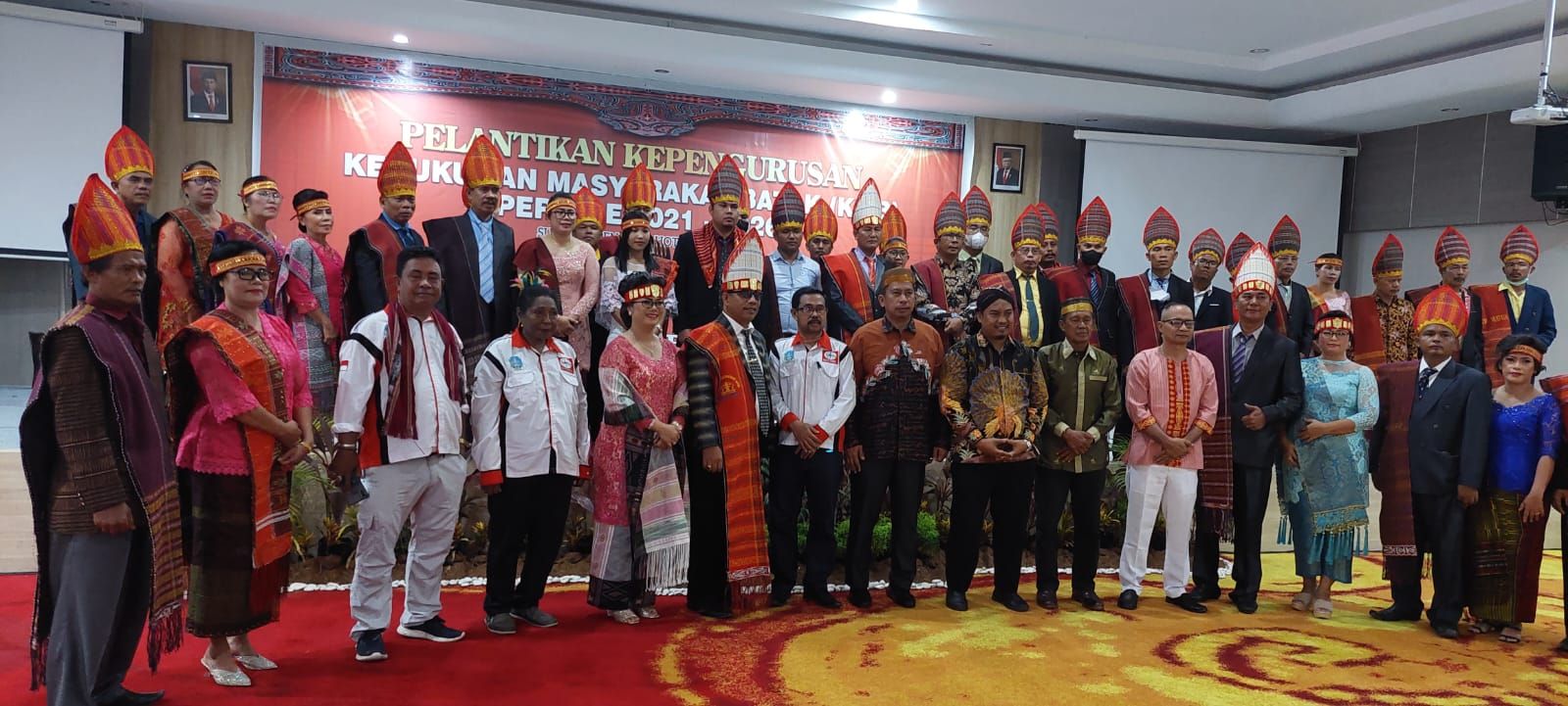 Ketua KMB Kabupaten Jayapura Sihar L. Tobing, S.H., saat foto bersama Kerukunan Masyarakat Batak.