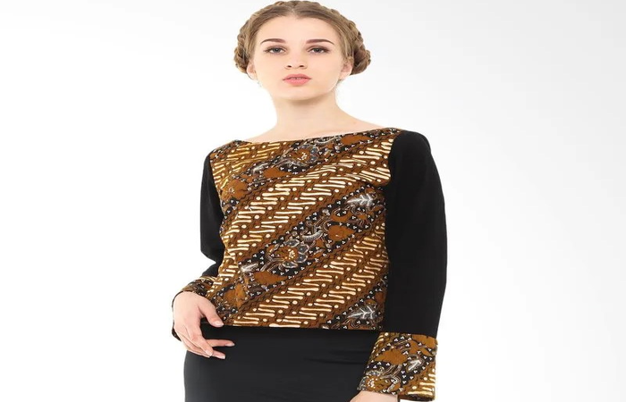 Model baju batik kombinasi kain polos untuk wanita terbaru