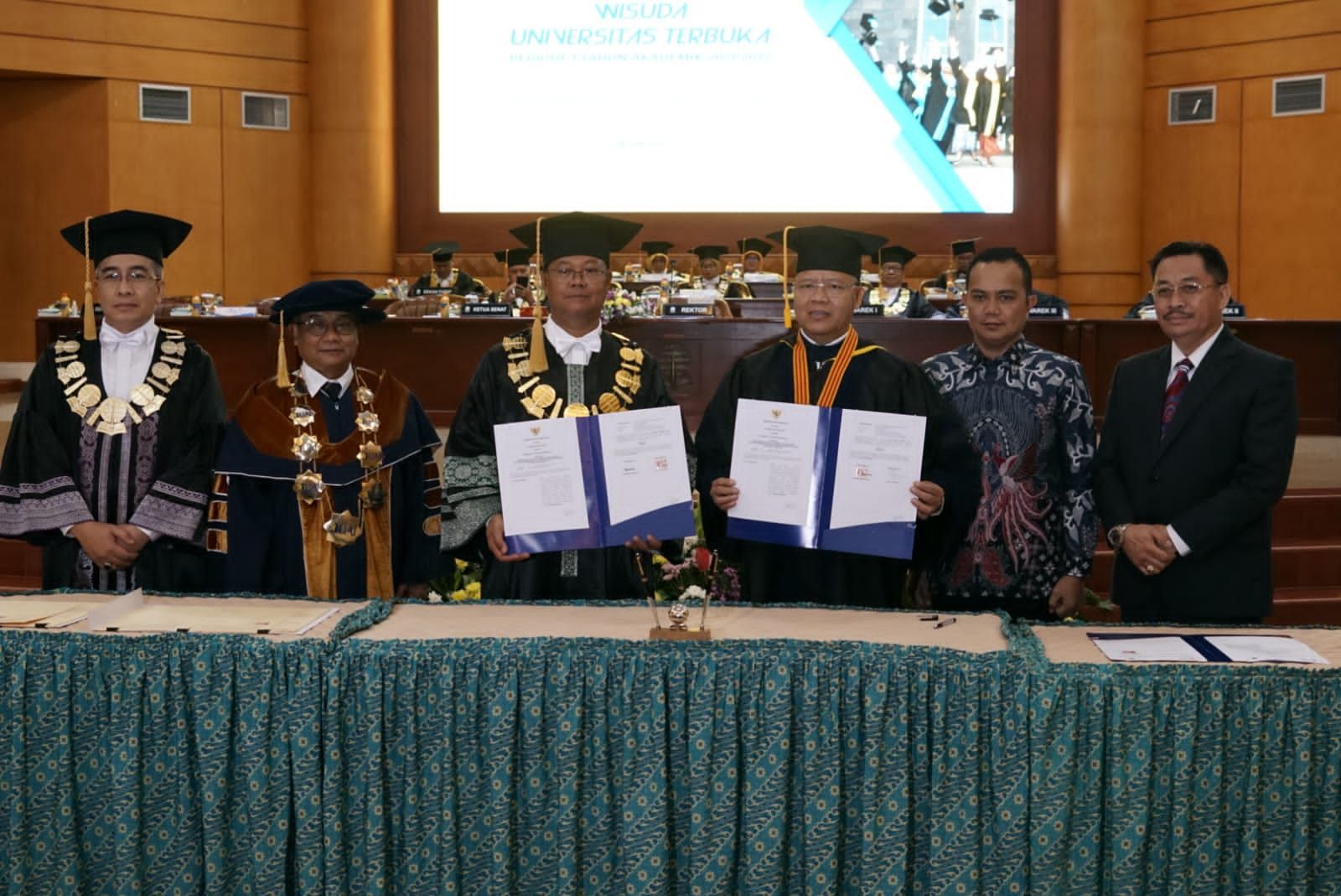 Gubernur Bengkulu Rohidin Mersyah menghadiri wisuda Universitas Terbuka (UT) seluruh Indonesia di UT Convention Center Pondok Cabe Tangerang Selatan, Selasa 28 Juni 2022./Mc Pemprov/