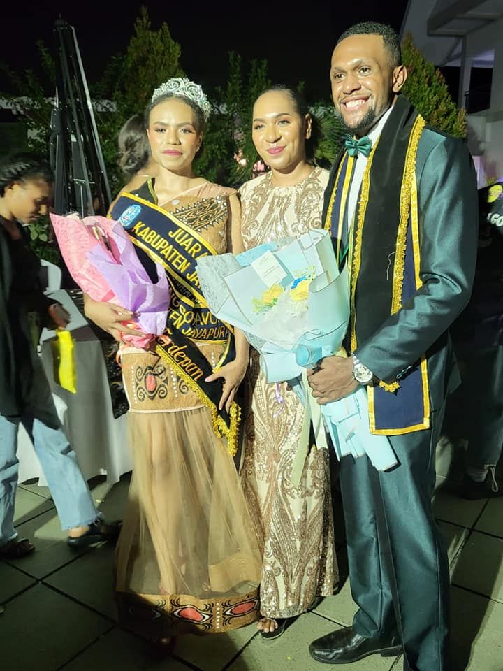 Adolf Daimoye dan Flora F. Ohee saat foto bersama  Ketua Panitia Pemilihan Putra-Putri Pariwisata Yauw-Enggo Kabupaten Jayapura, Ny. Enauche Puraro Awoitauw.