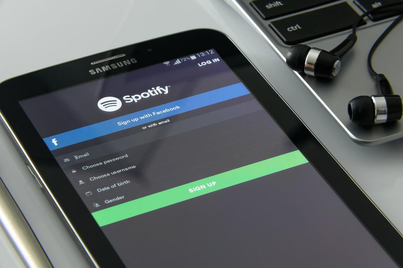 Spotify merupakan platfom penyedia layanan berbagai streaming musim terbaru dan terupdate hingga lengkap.