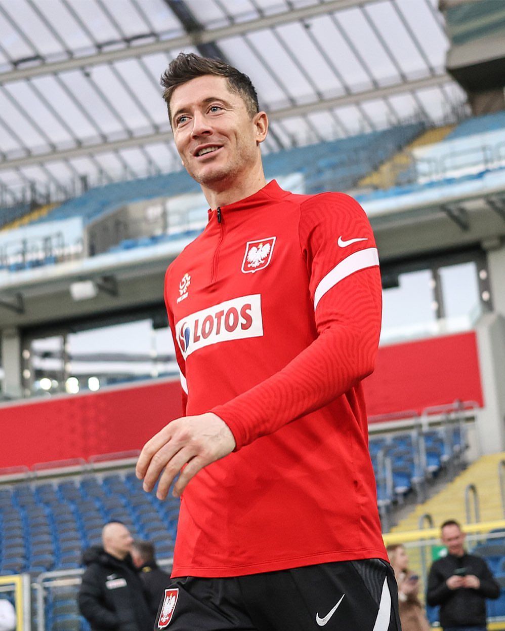 Robert Lewandowski jadi bulan-bulanan Barcelona soal ketidakpastiannya untuk hengkang dari Bayern Munich.