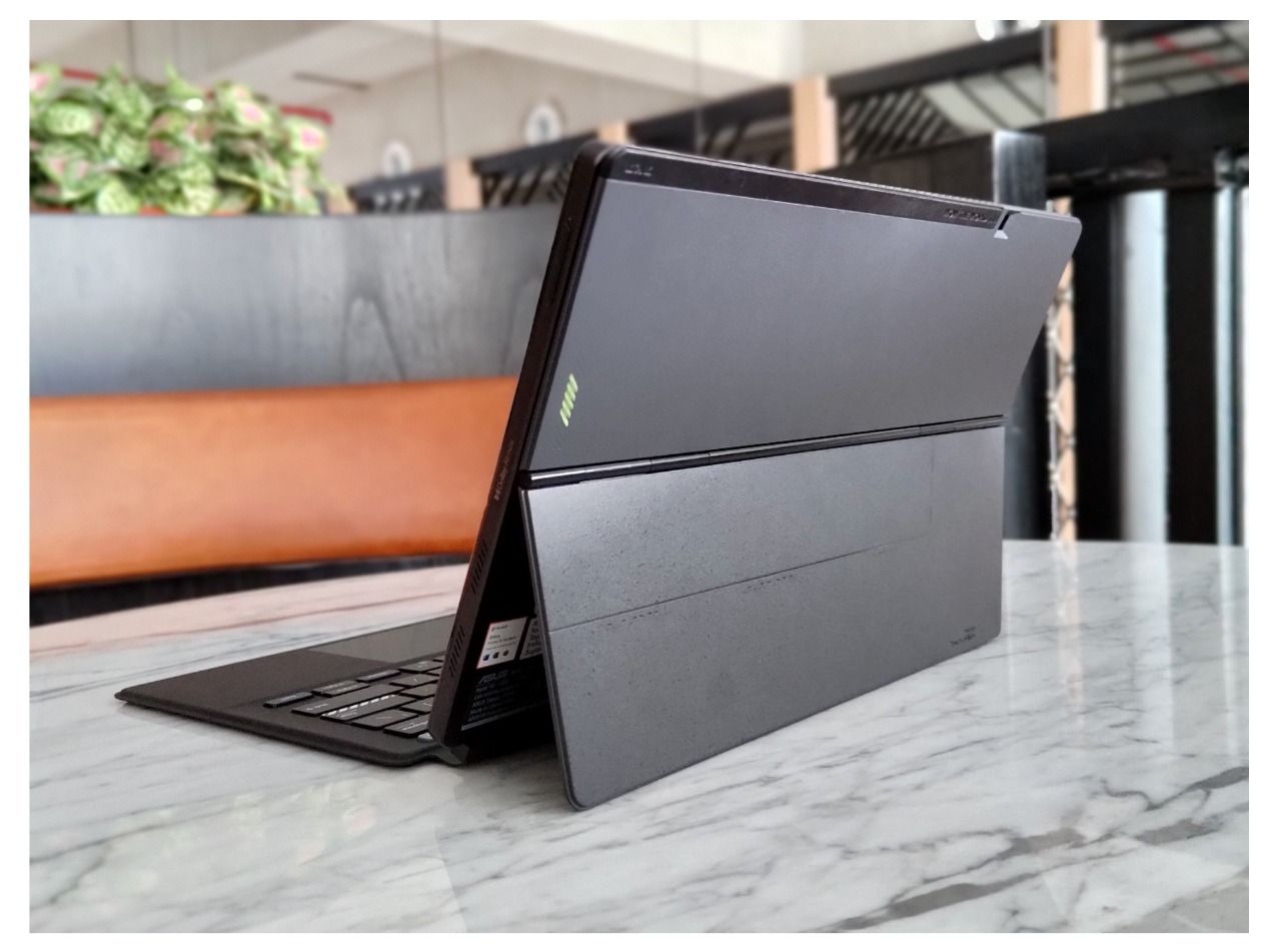 Sesuai dengan namanya, detachable keyboard merupakan aksesoris yang membuat Vivobook 13 Slate OLED digunakan seperti halnya sebuah laptop.