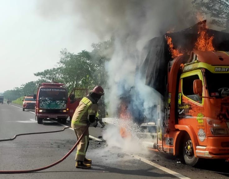 Dalam Sehari Kebakaran Terjadi 2 Kali Di Purwakarta, Mobil Dan Atap ...