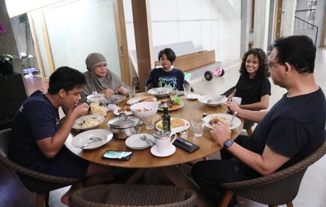 Anies Baswedan Memiliki Berapa Anak? Ini  11 Potret Hangat Kebersamaan Gubernur DKI Jakarta bersama Keluarga
