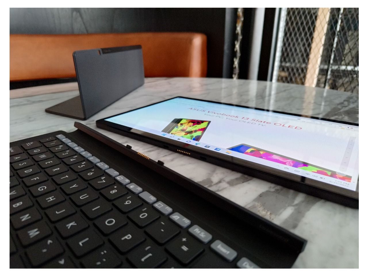  Detachable stand cover berfungsi untuk membuat Vivobook 13 Slate OLED agar dapat berdiri dan dapat digunakan layaknya sebuah laptop.