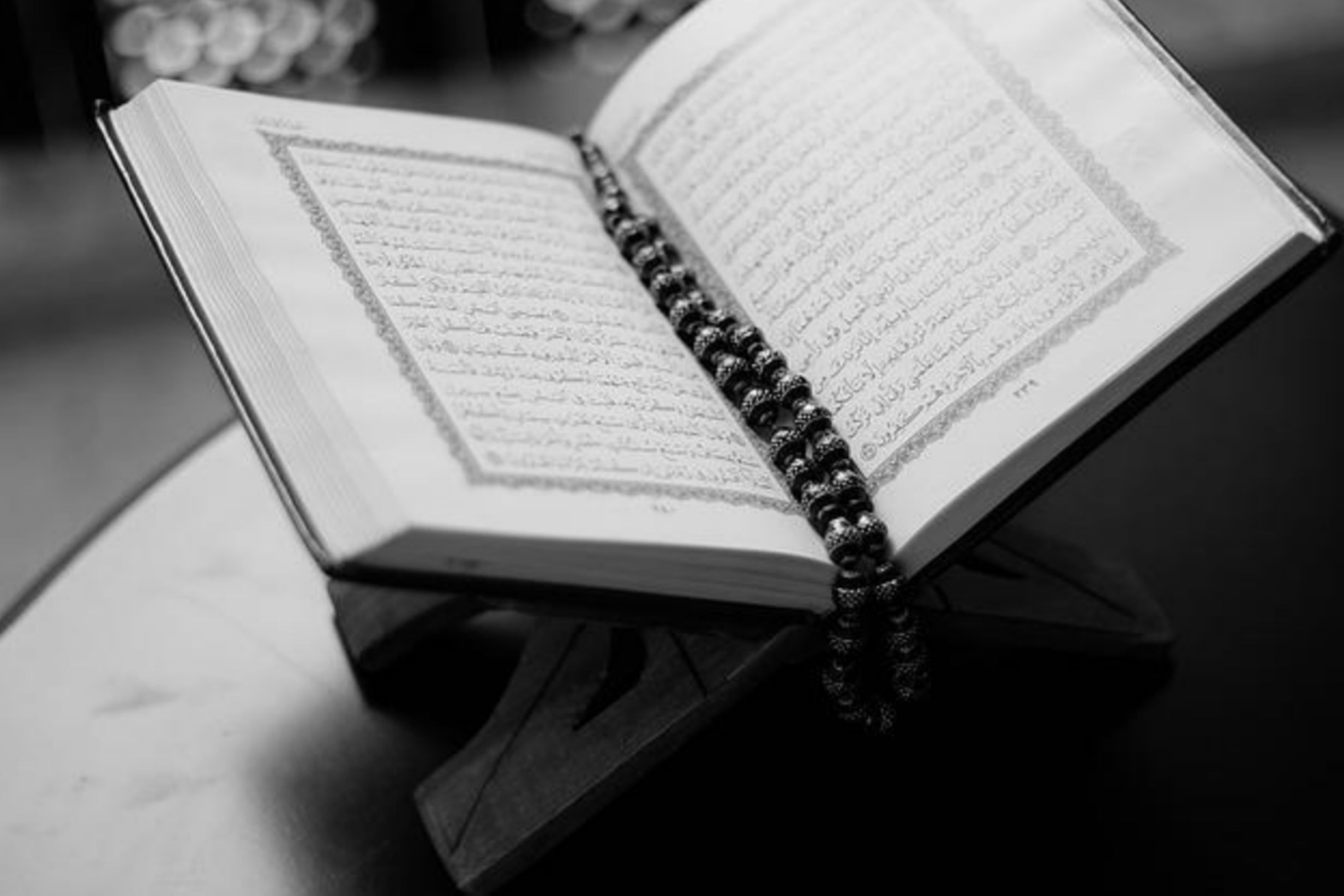 Foto kitab suci Al-Qur'an terbuka untuk dibaca dalam mengisi puasa sunnah arafah di 9 Dzulhijjah