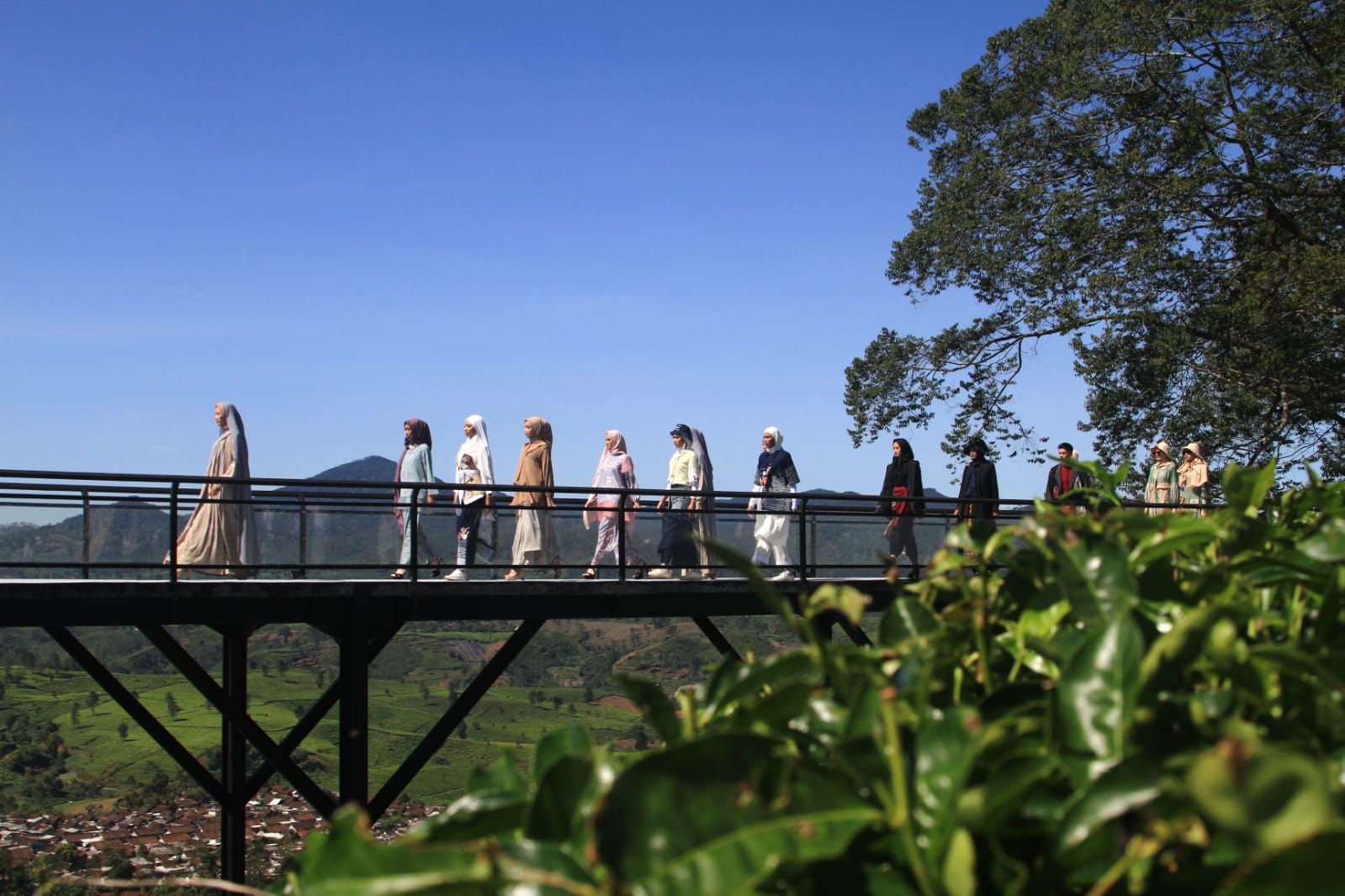 Fashion Show Muslim di Skybridge Destinasi Wisata Nimo Highland Pangalengan. 