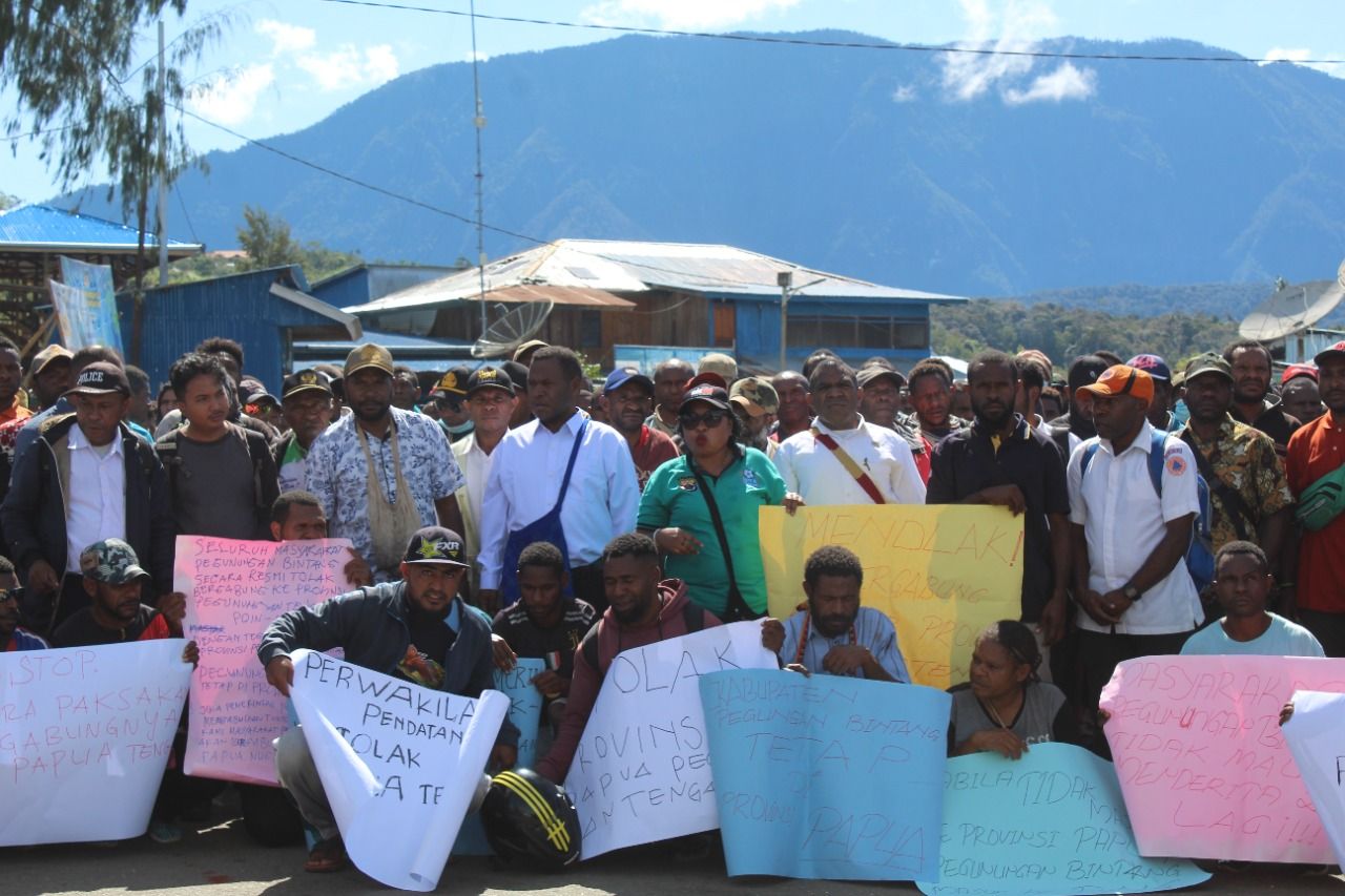 Masyarakat Bersama Pemerintah Kabupaten Pegunungan Bintang, melakukan aksi damai menolak  bergabung dengan Provins Papua Pegunungan Tengah., 29 Juni 2022 di Oksibil.