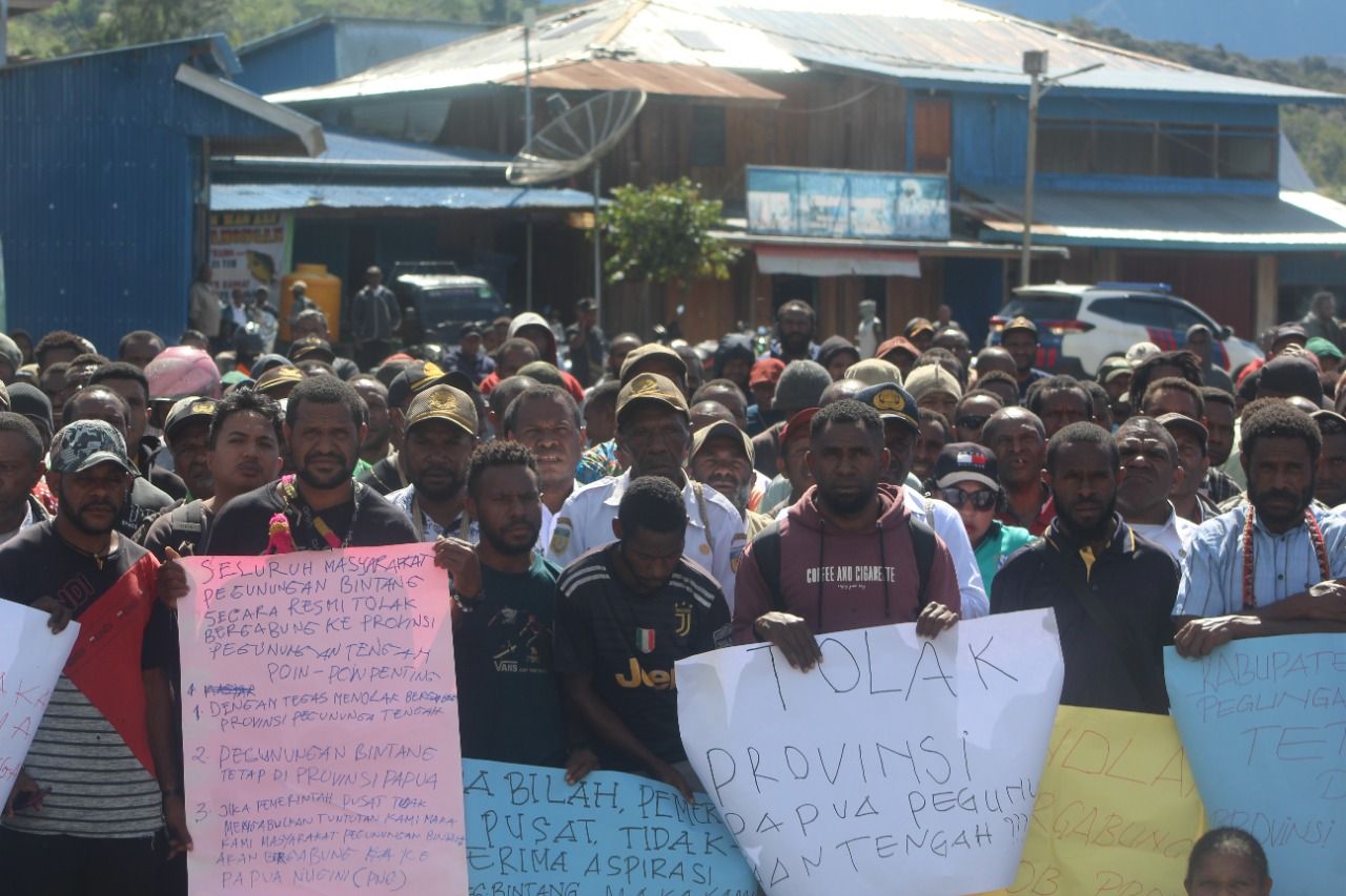 Masyarakat Bersama Pemerintah Kabupaten Pegunungan Bintang, melakukan aksi damai menolak  bergabung dengan Provins Papua Pegunungan Tengah.