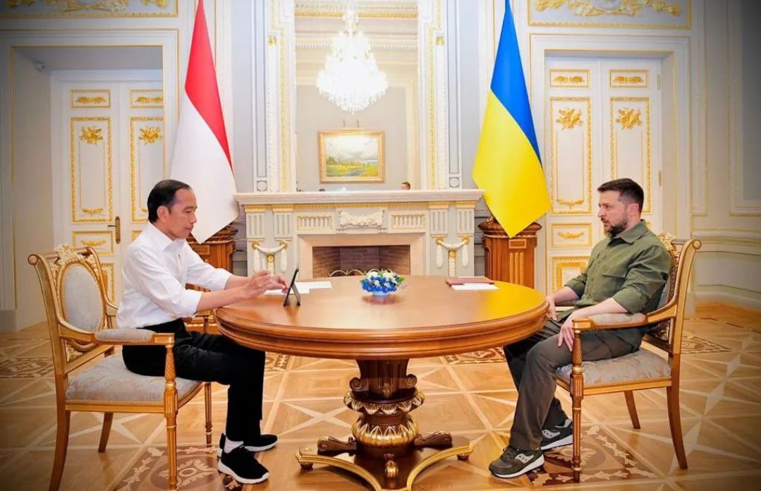 Presiden Jokowi bertemu dengan presiden Ukraina Zelenskyy di Istana Maryinsky, Kyiv