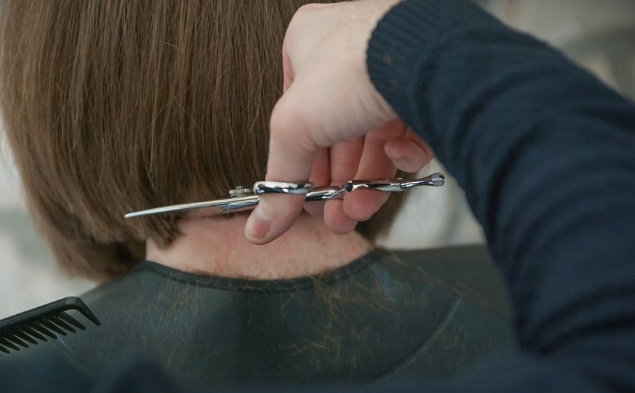 Ilustrasi memotong rambut 