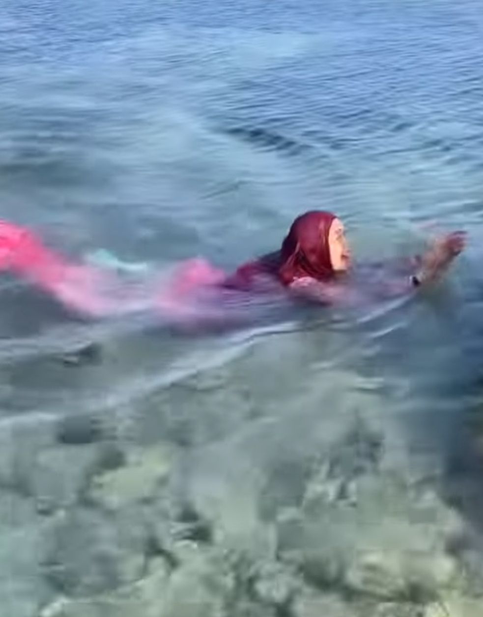 Ria Ricis Renang di Laut Pakai Kostum Marmaid
