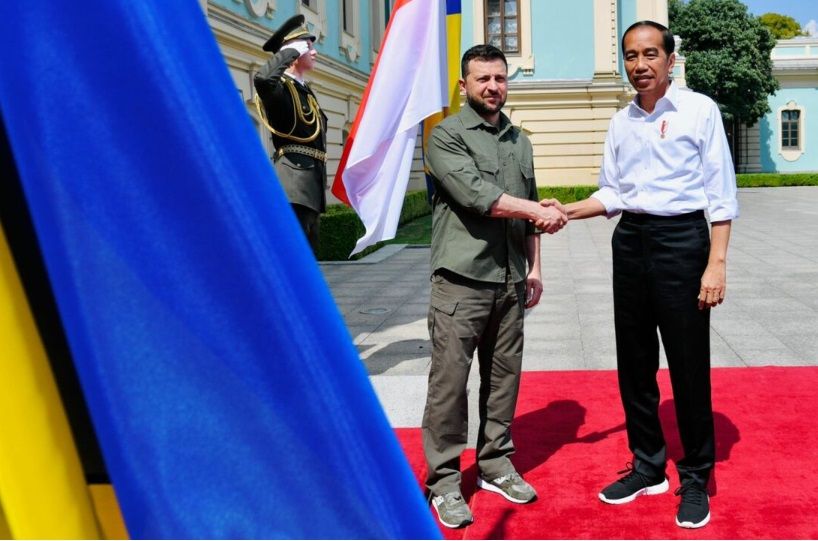 Presiden Jokowi saat tiba di Istana Maryinsky, Kyiv disambut oleh Presiden Ukraina Volodymyr Zelensky di pintu masuk Istana pada Rabu 29 Juni 2022 sekitar pukul 15.00 waktu setempat.