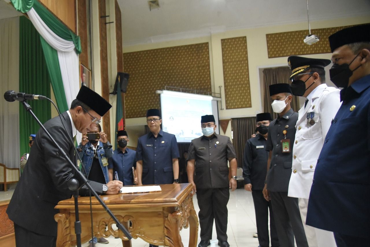 Bupati Bandung Dadang Supriatna saat melantik PNS Kabupaten Bandung pada hari ini Kamis, 30 Juni 2022.