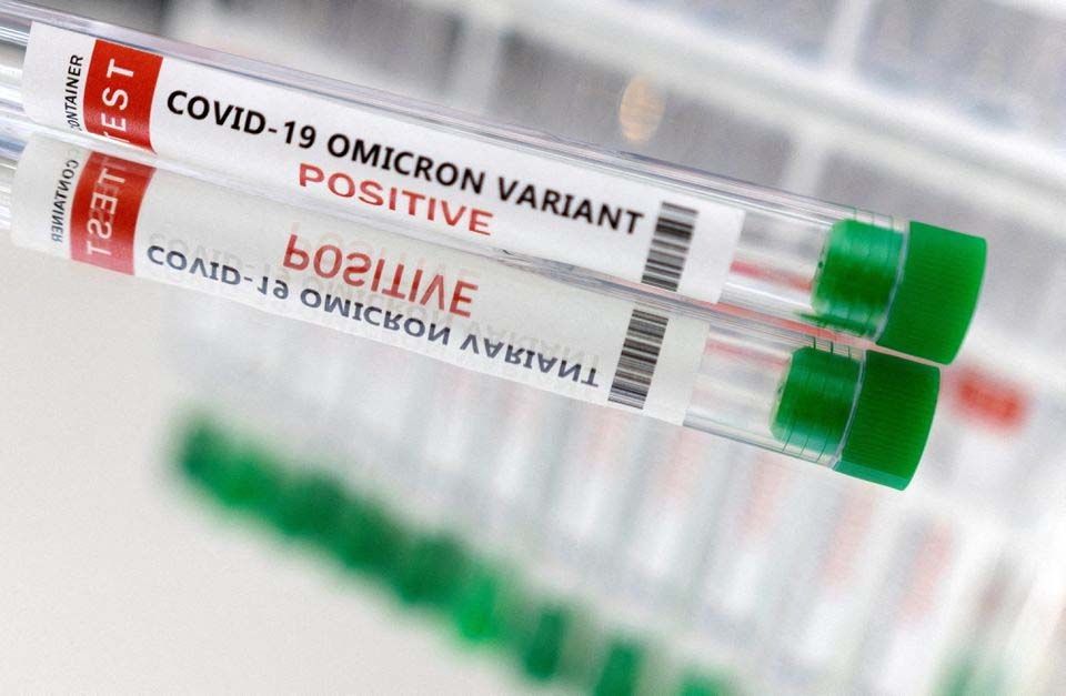 Tabung reaksi berlabel "Covid-19 varian Omicron test positive" terlihat pada gambar ilustrasi yang diambil 15 Januari 2022.   