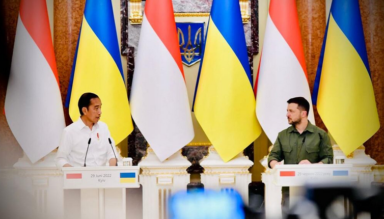 Presiden Joko Widodo mengadakan pertemuan dengan Presiden Ukraina, Volodymyr Zelenskyy, di Istana Maryinsky, Kyiv, Ukraina. Foto: BPMI Setpres/Laily Rachev.