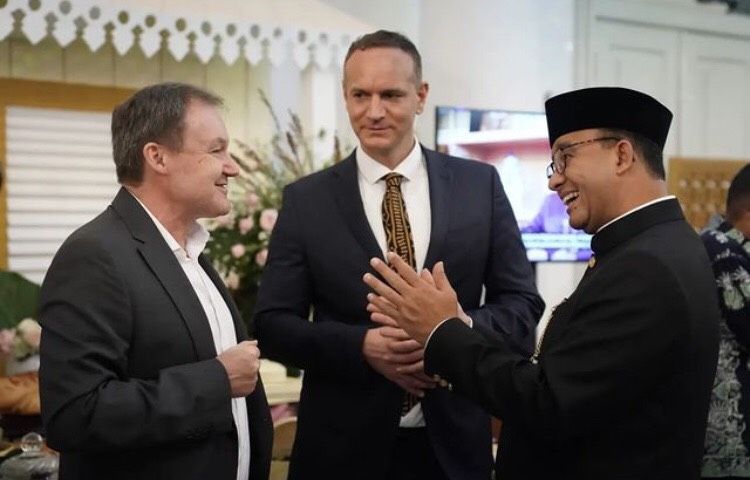 Anies Baswedan terlihat bersama duta dari negara lain berkumpul di Balaikota Jakarta.