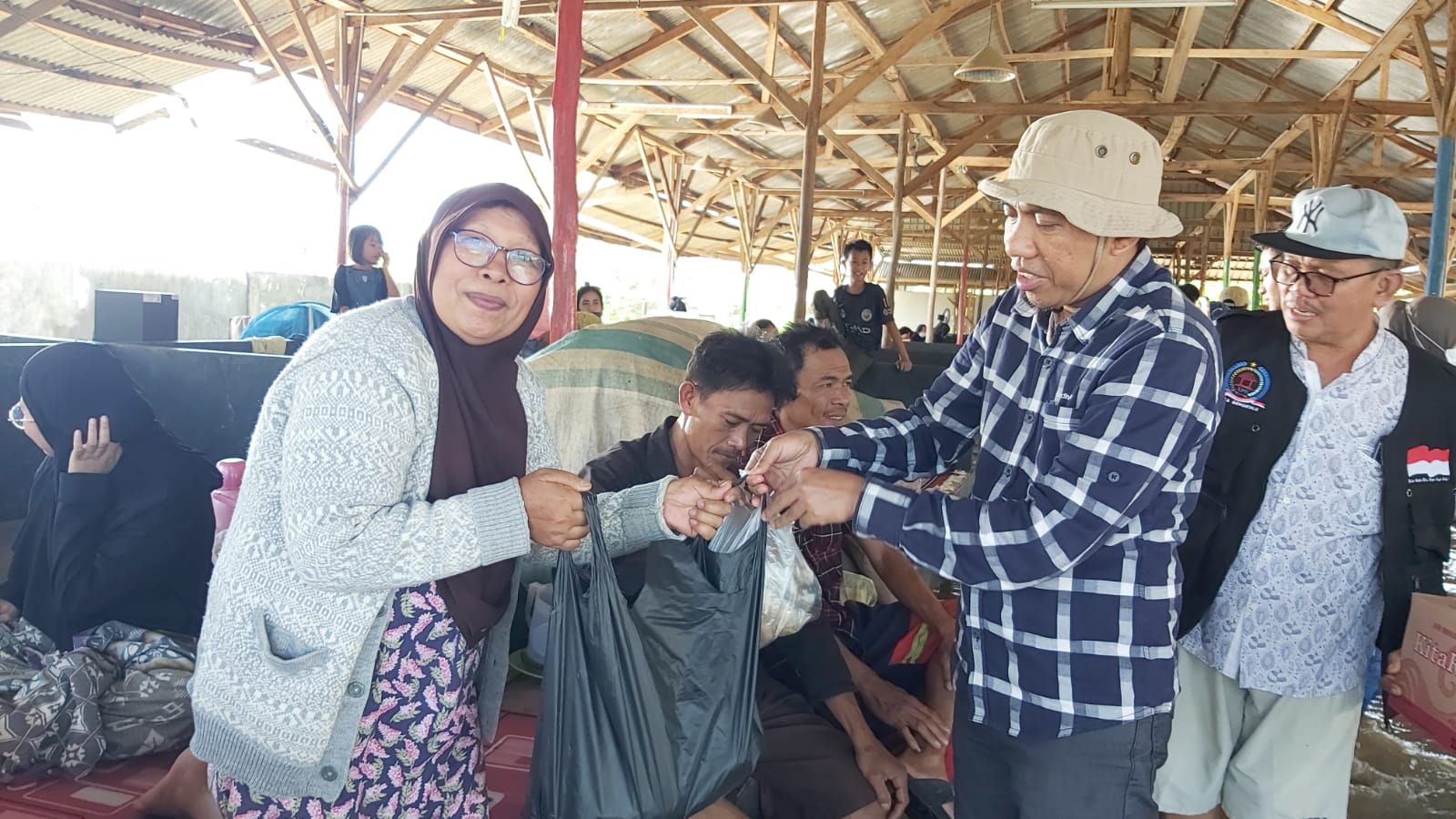 Anggota DPRD Kota Bengkulu Dediyanto SPt MAP menyerahkan bantuan makanan kepada korban banjir/ MC Dediyanto/
