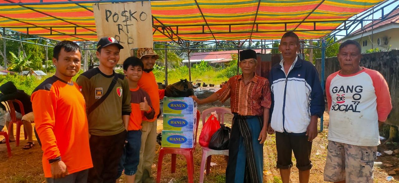 PKS menyerahkan bantuan makanan dan air minum kepada warga korban banjir