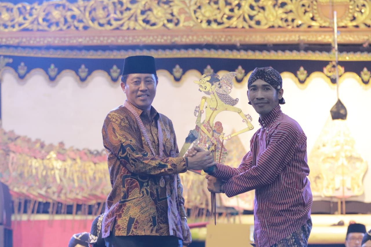 Kadis Pendidikan dan Kebudayaan Provinsi Eri Yulian menyerahkan wayang kepada Ki dalang Ki Sigit Arianto dari Rembang Jawa Tengah/Mc Pemprov/