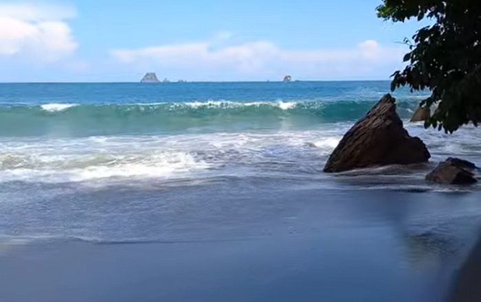 Pantai Nanggelan, pantai in masih belum banyak dikunjungi sehingga sangat alami.