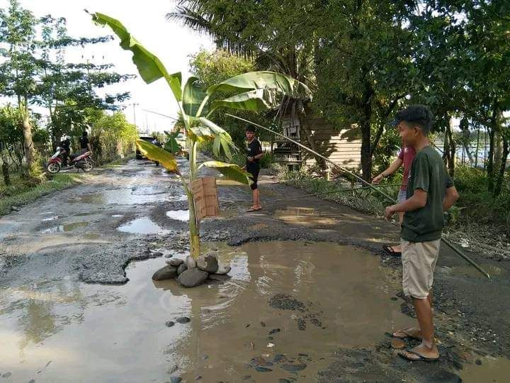 Kondisi jalan poros Tolangi-Wonekorto, Kecamatan Sukamaju, Luwu Utara, Sulawesi Selatan