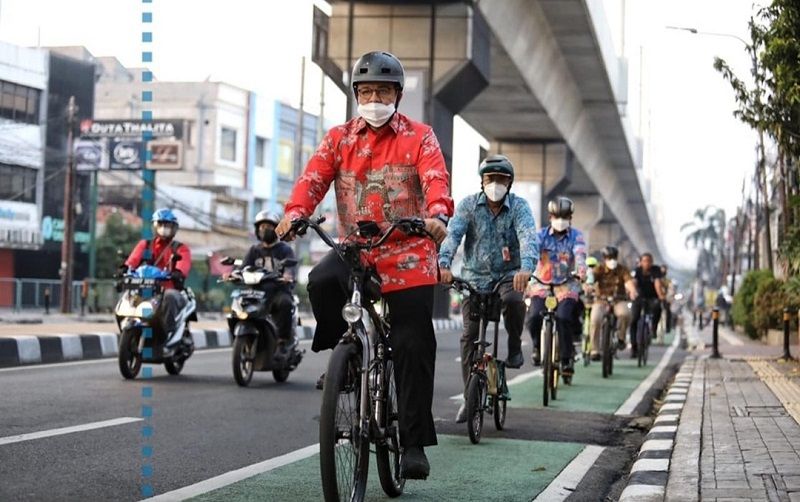Bersepeda bersama dalam rangka merayakan Hari Bersepeda Sedunia
