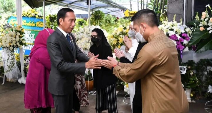 Presiden RI Joko Widodo ( Jokowi ) saat berkunjung ke rumah duka Almarhum C. Kumolo dok Sekretariat Kabinet