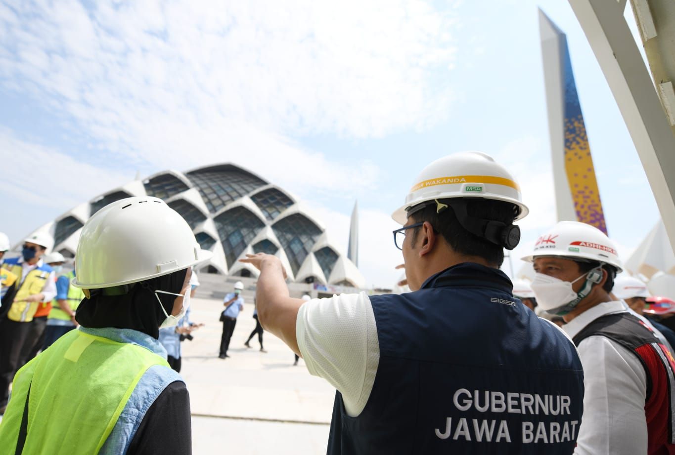Gubernur Jabar Ridwan Kamil memantau pembangunan Masjid Terapung Al-Jabbar Gedebage, Kota Bandung, Sabtu 2 Juli 2022.