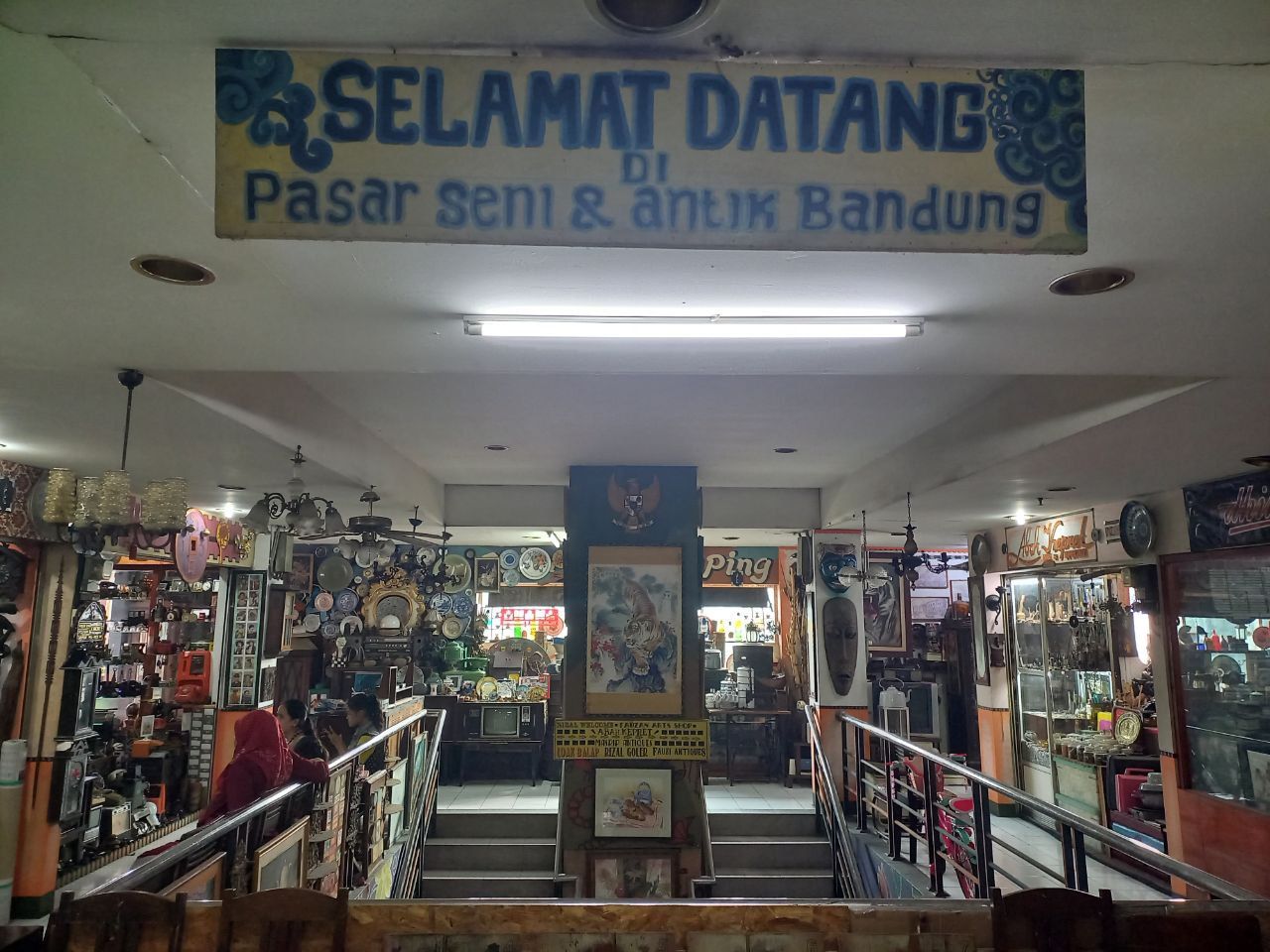 Pasar Cikapundung menjual barang-barang antik.