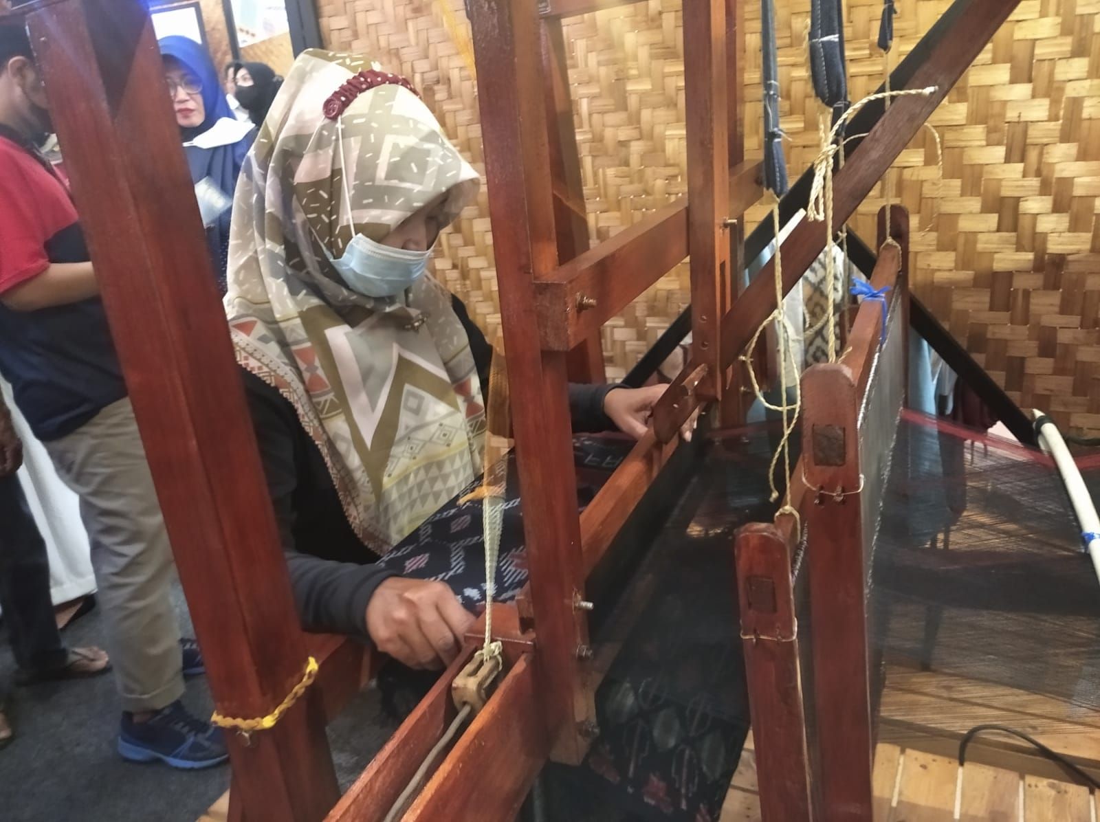 Potret proses akhir dari penenunan sarung tenun Al-Fajri