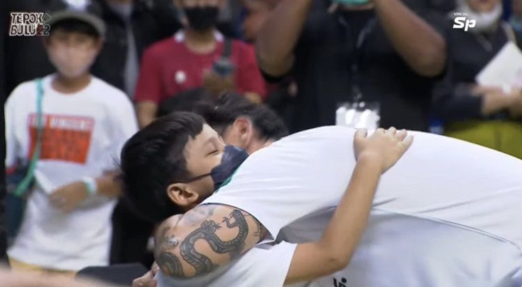 Momen Vincent Rompies memeluk sang anak ketika memenangi pertandingan bulu tangkis melawan Valentino Simanjuntak di Tepok Bulu 2022 VINDES Sport.