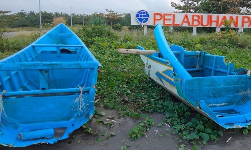Bangkai perahu milik nelayan Bojongsalawe Parigi Pangandaran yang sudah terbelah dua.