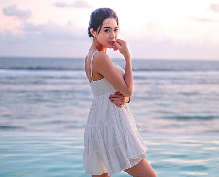 4 Potret Cantik Wika Salim Pakai Mini Dress Putih Di Pantai Pesonanya Bikin Pria Tergila Gila