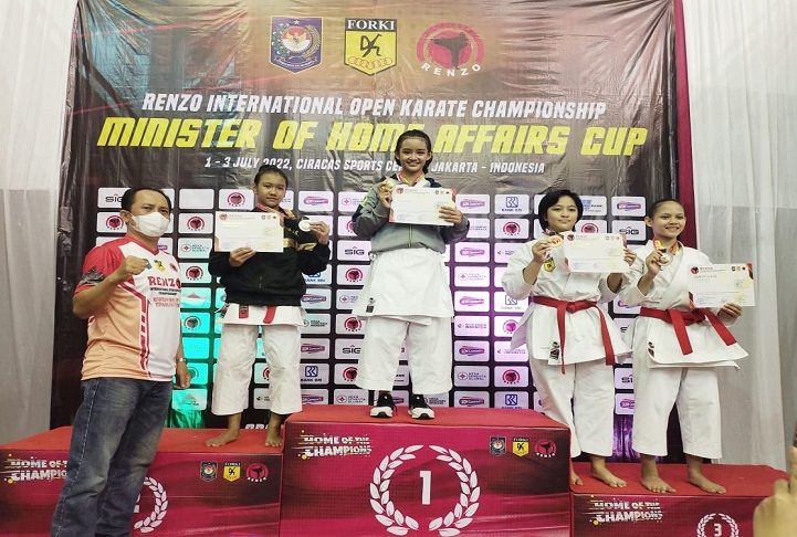 Karateka Cilegon Banten atas nama Keysha Salsabila meraih medali emas pada nomor Kata Perorangan, Kejuaraan Karate Piala Renjo di Jakarta.