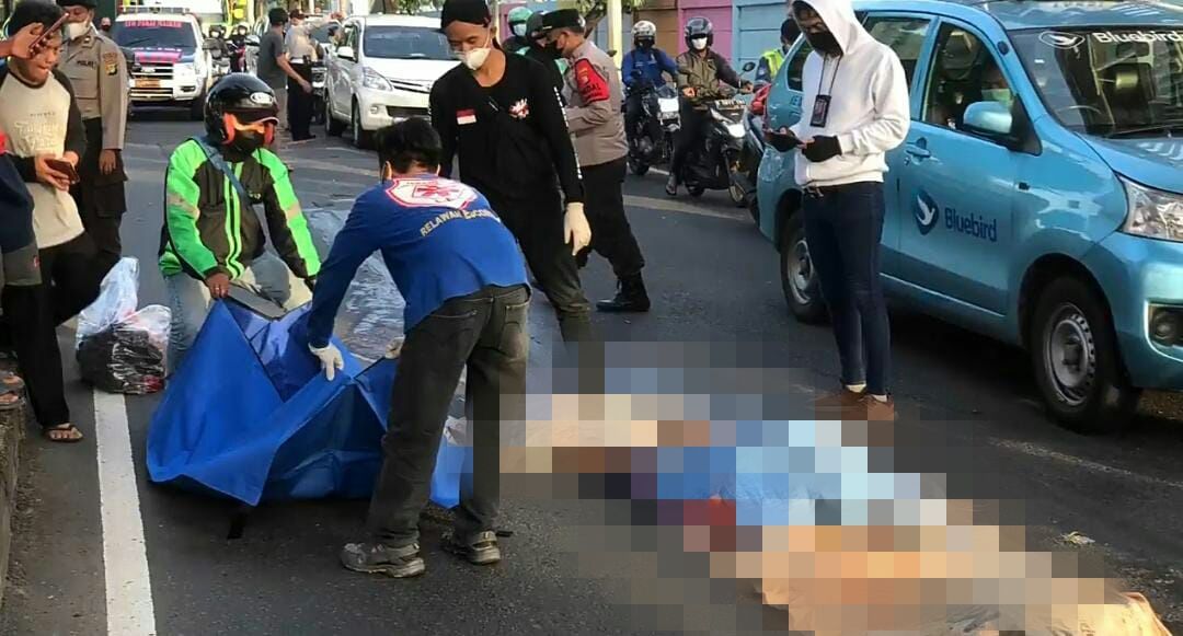 Warga sedang mengevakuasi seorang pengendara terlindas truk/Instagram @warungjurnalis