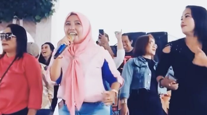 Sikok Bagi Duo saat ini tengah viral di TikTok usain dinyanyikan oleh Meli Dedi, seorang wanita asal Lubuk Linggau.