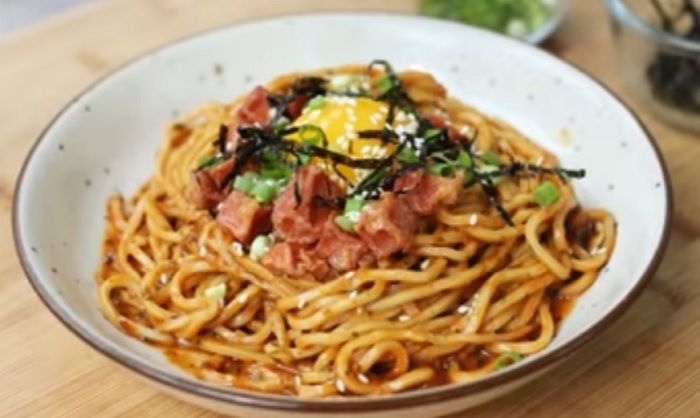 Resep mie pedas Korea ala Devina Hermawan./Tangkap Layar Youtube.com/Devina Hermawan