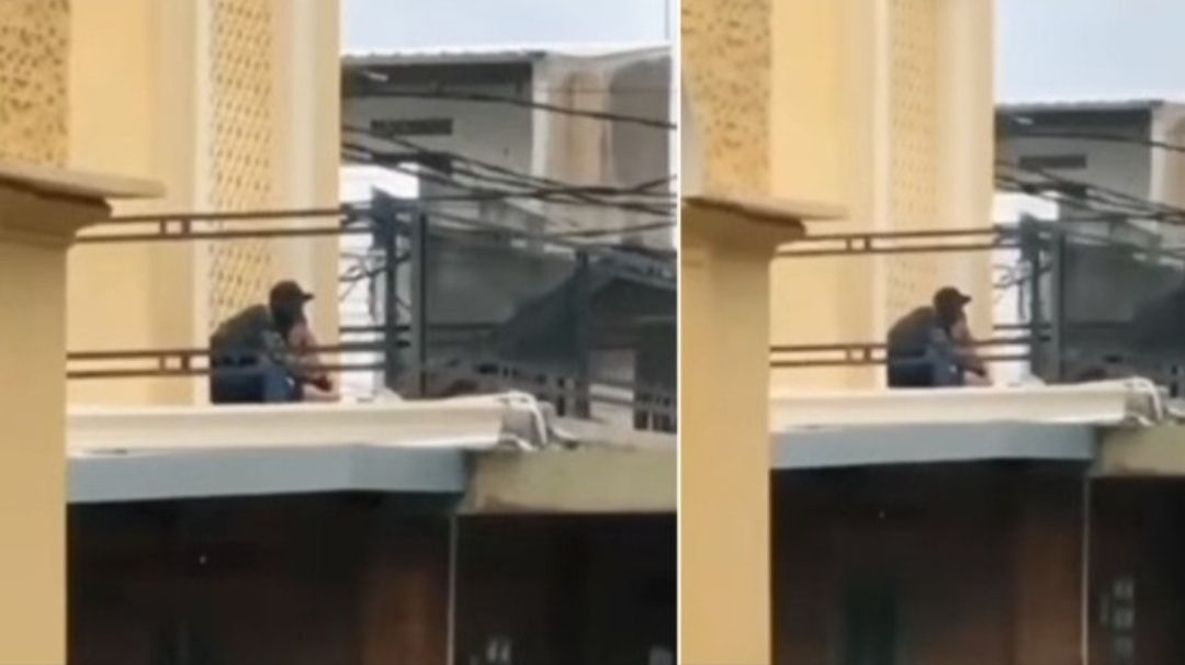 Media sosial digegerkan dengan beredarnya video viral pasangan muda asyik bermesraan di atap masjid.