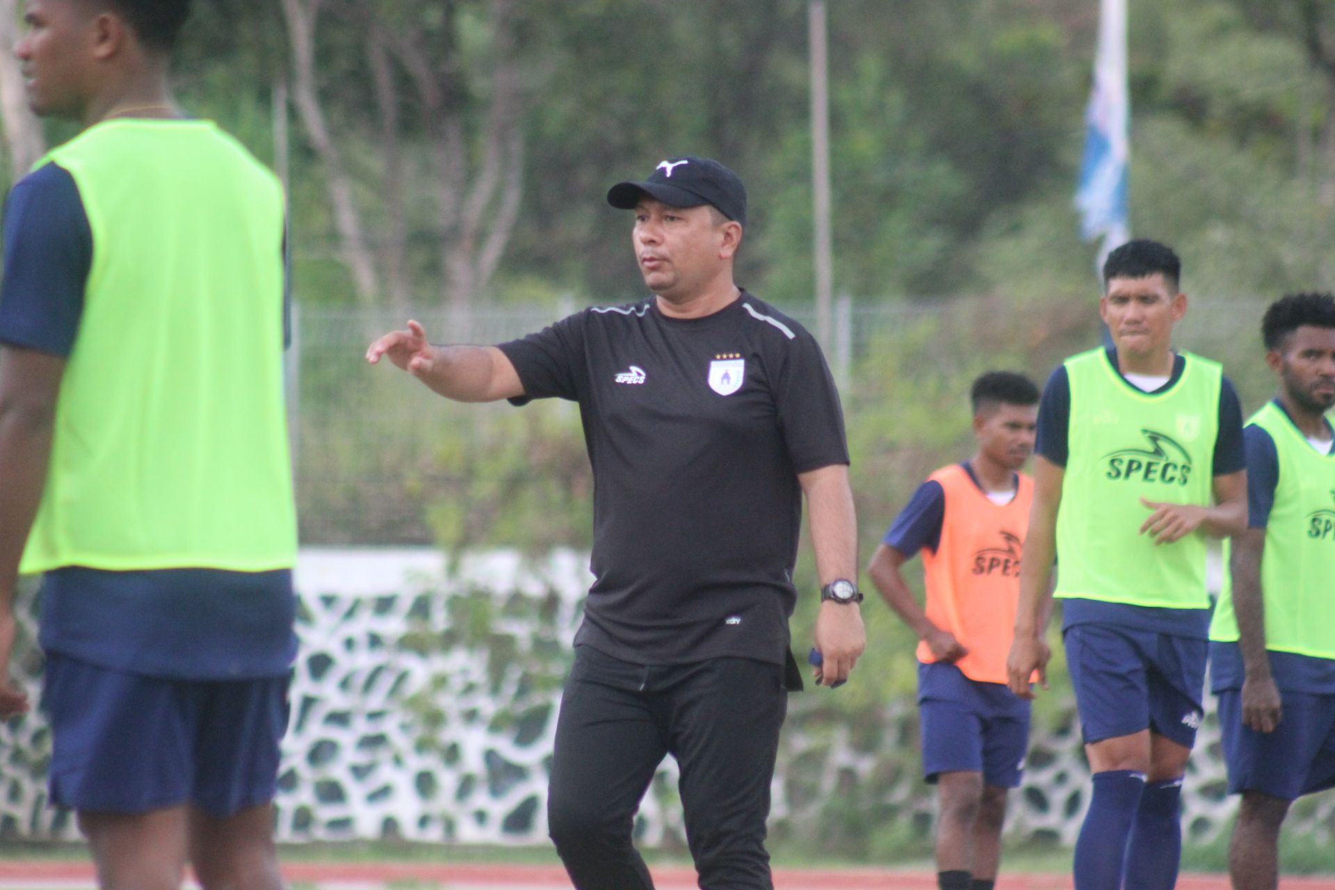 Pelatih kepala Persipura Ricky Nelson ketika berikan arahan kepada anak didiknya pada latihan hari kedua tim Mutiara Hitam, Selasa 05 Juli 2022 sore tadi ( PORTAL PAPUA )